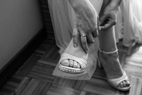 noiva a apertar o sapato'