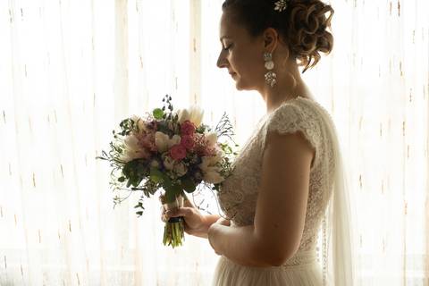 Fotografia de casamento, Ermesinde - noiva a olhar para o ramo'