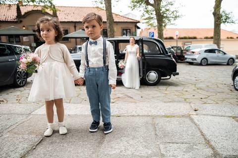 noiva e meninos das alianças a chegar à igreja - fotografo de casamentos Ermesinde, Porto'