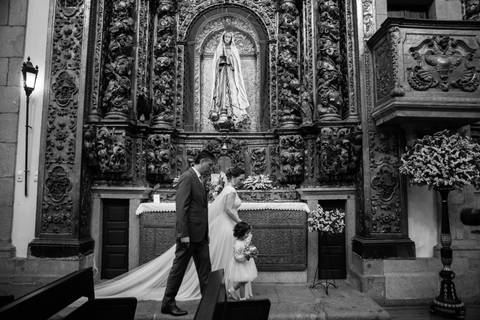 noivos a caminhar até ao altar - fotografia a preto e branco de casamento'