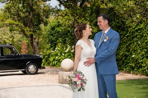 sessão fotográfica de casamento - noivos a olhar um para o outro'