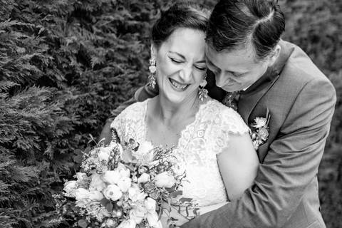 fotografia de casamento a preto e branco na Quinta de Prata- noivos abraçados'