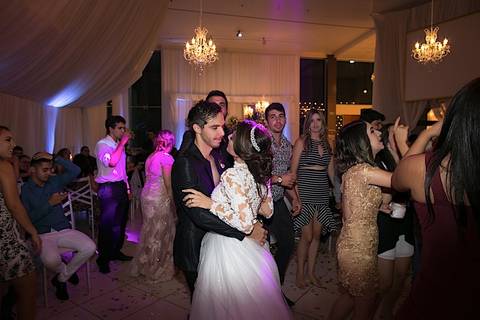 making off da noiva, noiva se arrumando, no quarto com as mães, no quarto com as irmãs , fotos do making of, fotos lindas de casamento noiva entrando no altar, festa de casamento, samara e ramon, santa cruz do capibaribe, caruaru'