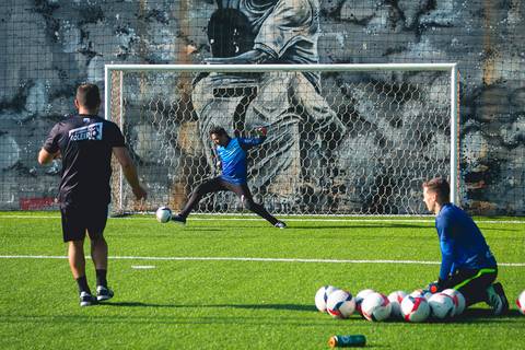 Foto treinamento de goleio de futebol da Academia do Goleiro na BR Arena Laguna'