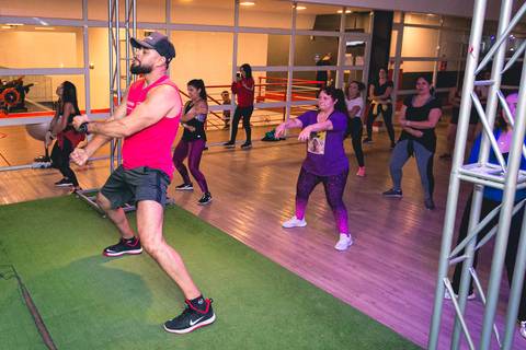 Aula de Fit Dance com o instrutor Erik Xavier na Academia Inova São Caetano do Sul.'