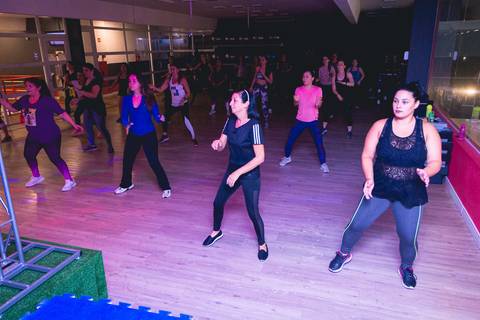 Aula de Fit Dance com o instrutor Erik Xavier na Academia Inova São Caetano do Sul.'
