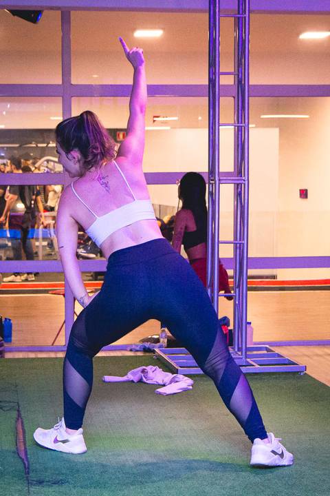 Aula de Fit Dance com o instrutor Erik Xavier na Academia Inova São Caetano do Sul.'