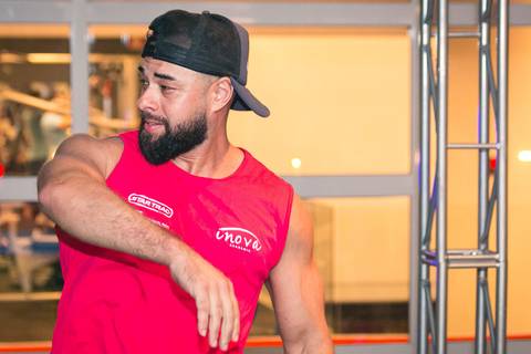 Aula de Fit Dance com o instrutor Erik Xavier na Academia Inova São Caetano do Sul.'