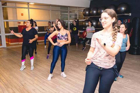 Aula de Fit Dance com o instrutor Erik Xavier na Academia Inova São Caetano do Sul.'