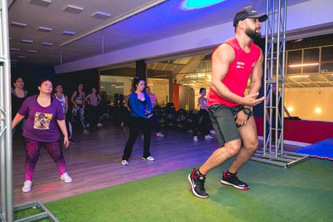 Aula de Fit Dance com o instrutor Erik Xavier na Academia Inova São Caetano do Sul.'