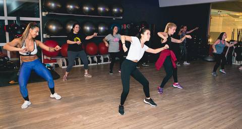Aula de Fit Dance com o instrutor Erik Xavier na Academia Inova São Caetano do Sul.'