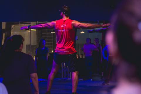 Aula de Fit Dance com o instrutor Erik Xavier na Academia Inova São Caetano do Sul.'
