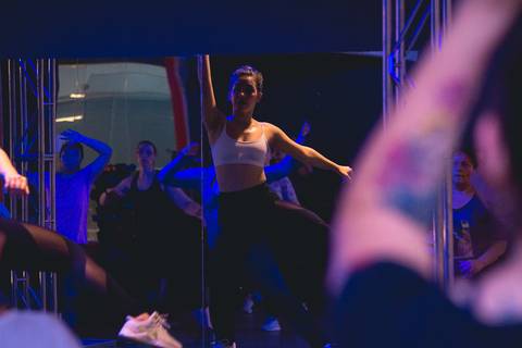 Aula de Fit Dance com o instrutor Erik Xavier na Academia Inova São Caetano do Sul.'