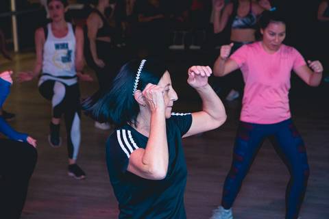 Aula de Fit Dance com o instrutor Erik Xavier na Academia Inova São Caetano do Sul.'