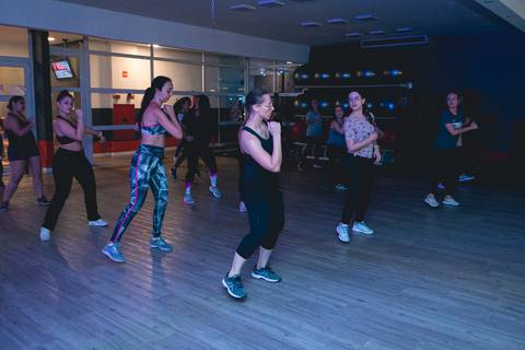 Aula de Fit Dance com o instrutor Erik Xavier na Academia Inova São Caetano do Sul.'