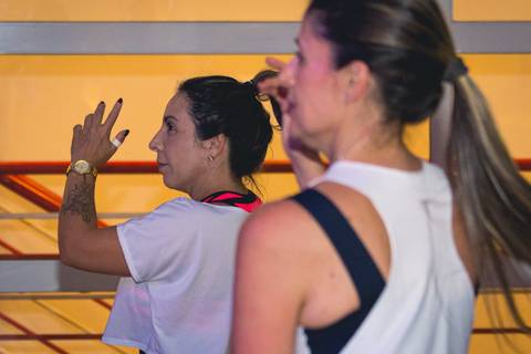 Aula de Fit Dance com o instrutor Erik Xavier na Academia Inova São Caetano do Sul.'