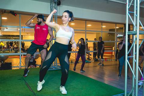 Aula de Fit Dance com o instrutor Erik Xavier na Academia Inova São Caetano do Sul.'