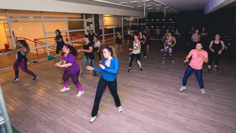 Aula de Fit Dance com o instrutor Erik Xavier na Academia Inova São Caetano do Sul.'