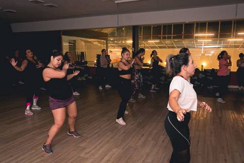 Aula de Fit Dance com o instrutor Erik Xavier na Academia Inova São Caetano do Sul.'