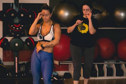 Aula de Fit Dance com o instrutor Erik Xavier na Academia Inova São Caetano do Sul.'