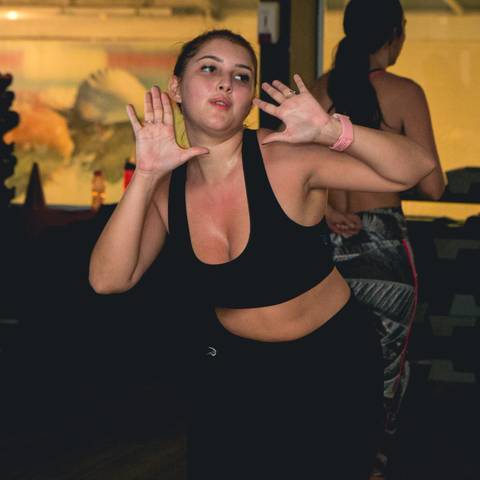 Aula de Fit Dance com o instrutor Erik Xavier na Academia Inova São Caetano do Sul.'