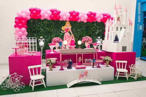 Foto de festa infantil com o tema da princesa Aurora, a bela adormecida da Disney.'