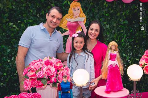 Foto de festa infantil com o tema da princesa Aurora, a bela adormecida da Disney.'