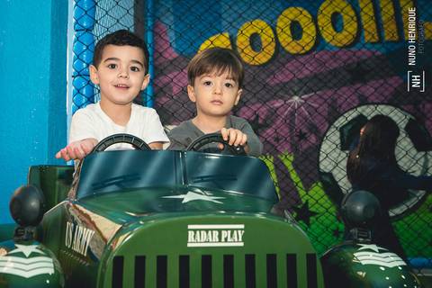 Foto de festa infantil com o tema da princesa Aurora, a bela adormecida da Disney.'