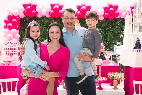 Foto de festa infantil com o tema da princesa Aurora, a bela adormecida da Disney.'