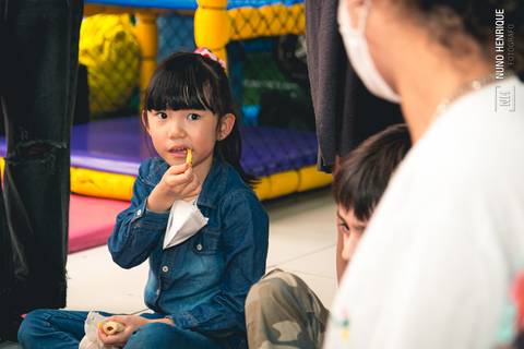 Foto de festa infantil com o tema da princesa Aurora, a bela adormecida da Disney.'