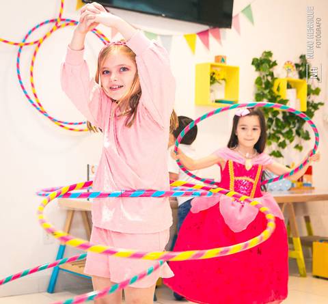 Foto de festa infantil com o tema da princesa Aurora, a bela adormecida da Disney.'