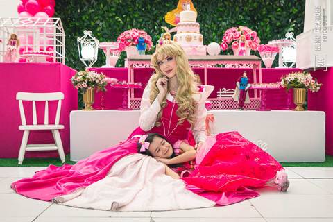 Foto de festa infantil com o tema da princesa Aurora, a bela adormecida da Disney.'