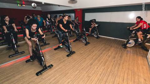 Fotos da aula de Bike na Academia Inova São Caetano.'