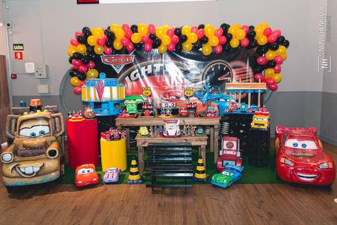 Fotos da festa de aniversário de 4 anos do Pietro Bizon no Buffet Planeta Kids, unidade Morumbi.'