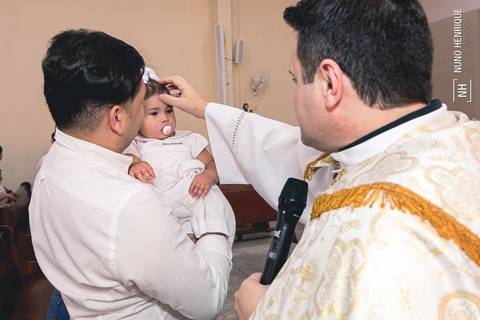 Fotografia do batizado da Maria Fernanda Silva Leite de Ponte na Paróquia Sagrado Coração de Jesus, zona sul de São Paulo.'