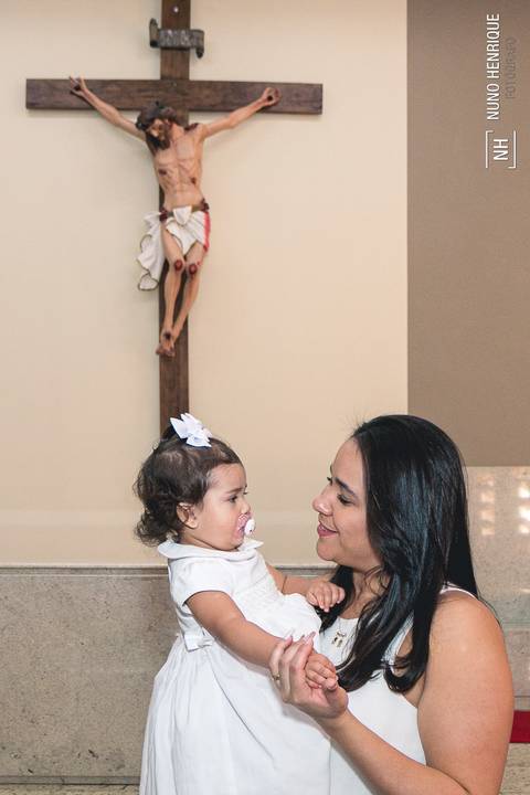 Fotografia do batizado da Maria Fernanda Silva Leite de Ponte na Paróquia Sagrado Coração de Jesus, zona sul de São Paulo.'