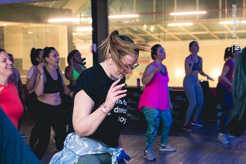 Foto evento de dança Dance Mix da Academia Inova São Caetano, com Zumba e FitDance.'