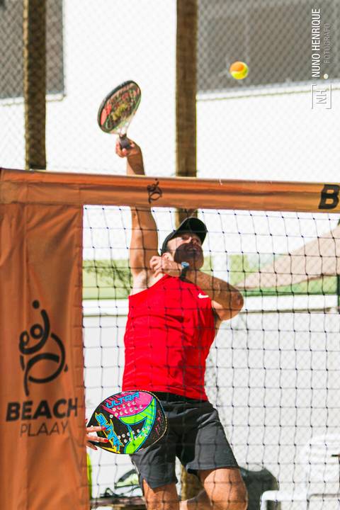 Partida de beach tennis no Beach Plaay em São Paulo.'