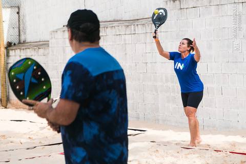 Partida de beach tennis no Beach Plaay em São Paulo.'