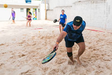 Partida de beach tennis no Beach Plaay em São Paulo.'