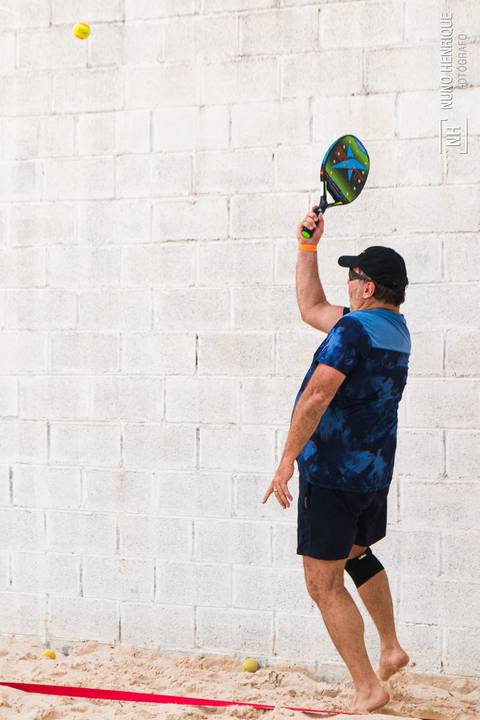 Partida de beach tennis no Beach Plaay em São Paulo.'