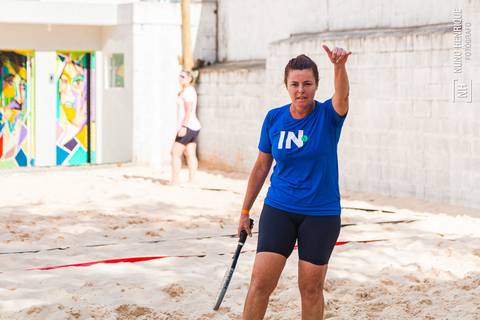 Partida de beach tennis no Beach Plaay em São Paulo.'