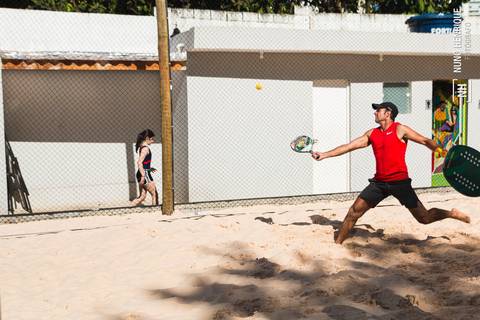 Partida de beach tennis no Beach Plaay em São Paulo.'