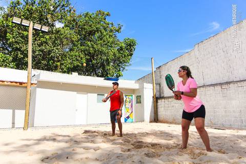 Partida de beach tennis no Beach Plaay em São Paulo.'