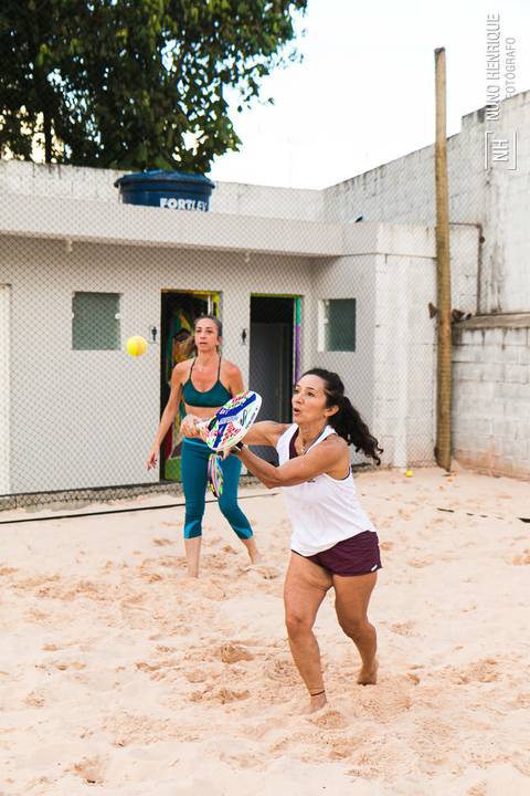 Partida de beach tennis no Beach Plaay em São Paulo.'