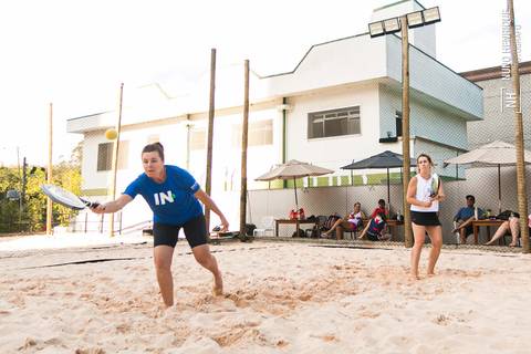 Partida de beach tennis no Beach Plaay em São Paulo.'