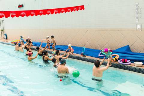 Aula de natação especial de dia das crianças na Academia Inova São Caetano.'