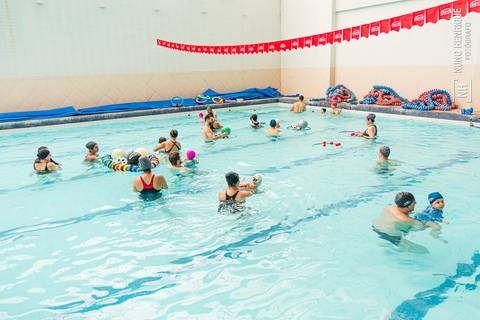 Aula de natação especial de dia das crianças na Academia Inova São Caetano.'