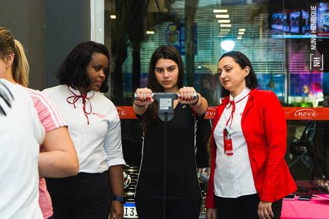 Aula de Fit Dance especial Outubro Rosa na Academia Inova em São Caetano.'
