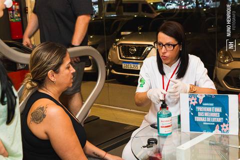 Aula de Fit Dance especial Outubro Rosa na Academia Inova em São Caetano.'